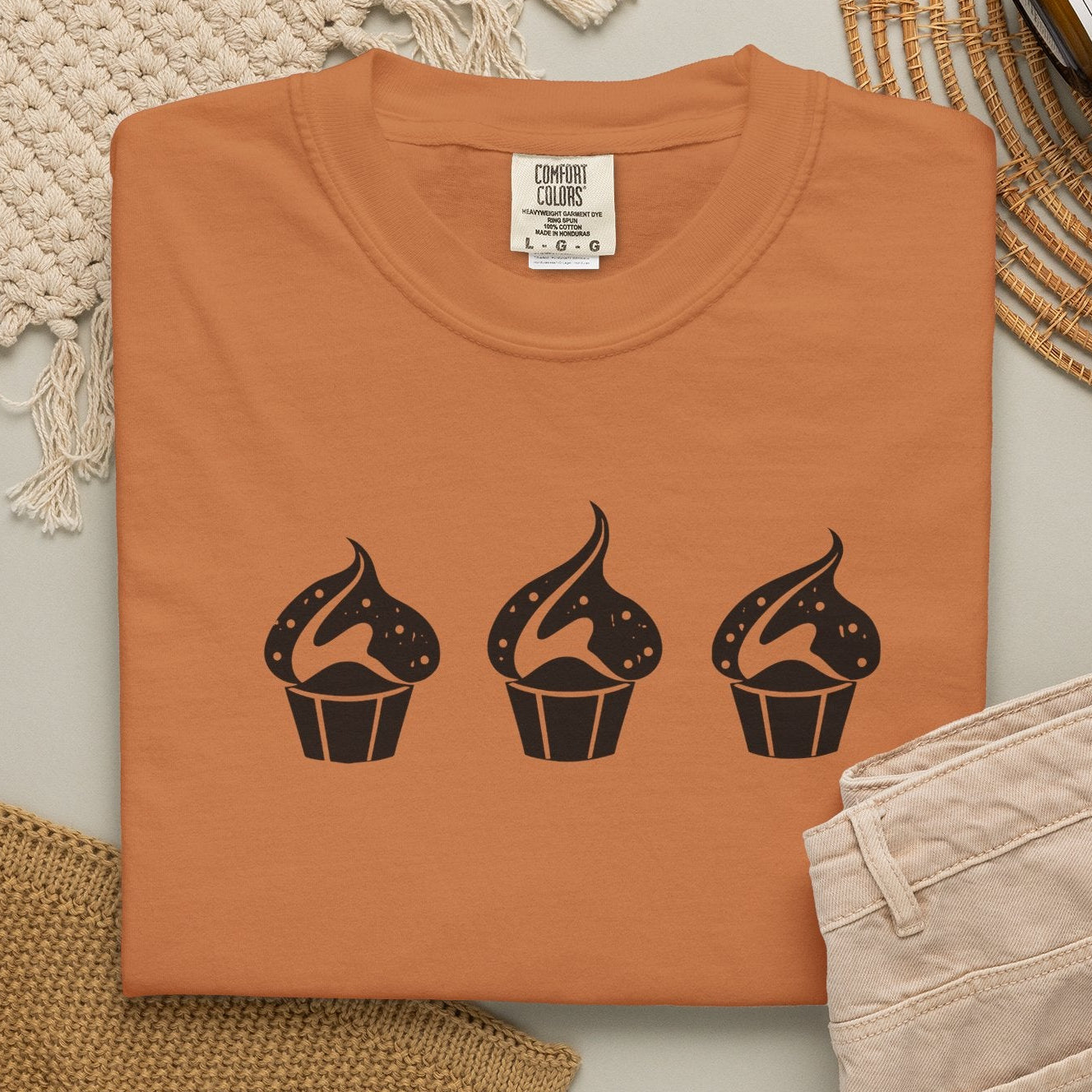 thee cupcakes CC1717 T-shirt