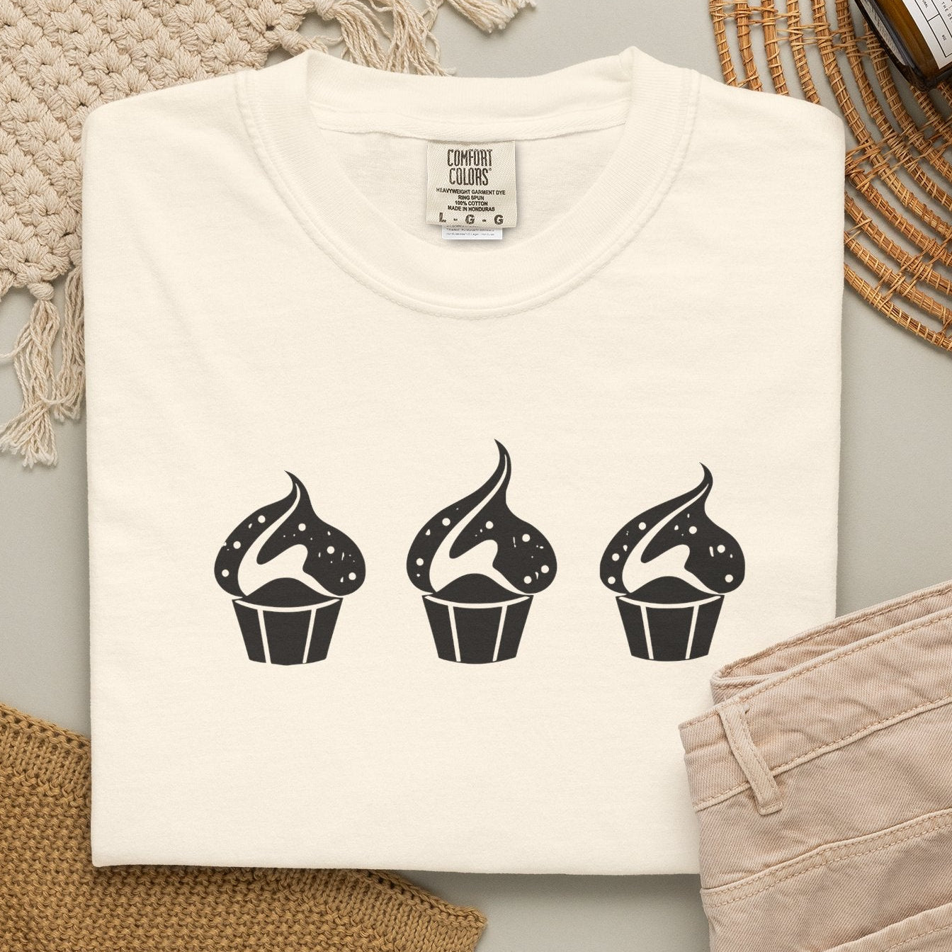 thee cupcakes CC1717 T-shirt