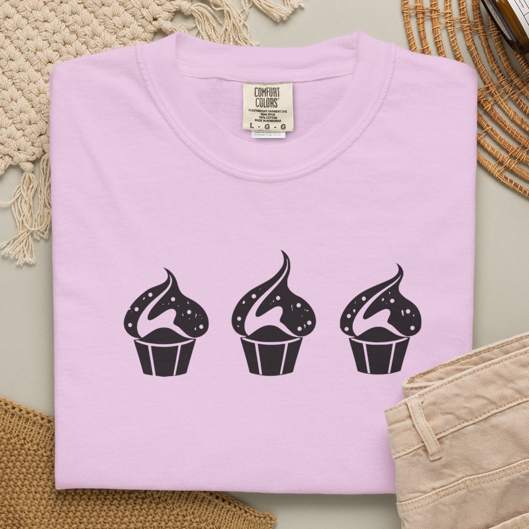 thee cupcakes CC1717 T-shirt